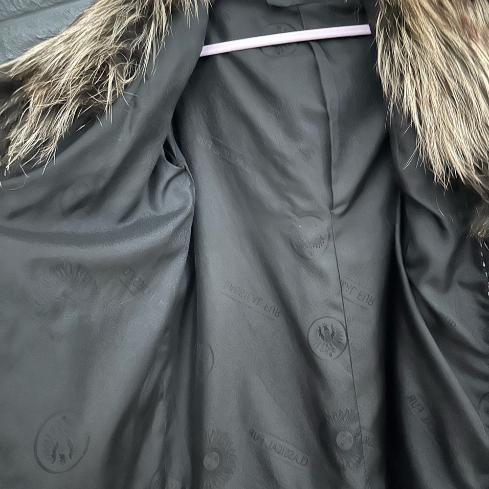 Elegant Black Fur Jacket with Tan Collar - Picture 4 of 6